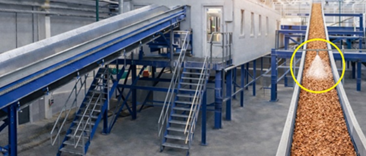 ★Hydraulic spray nozzle centered across the conveyor width, delivering a flat-fan spray pattern