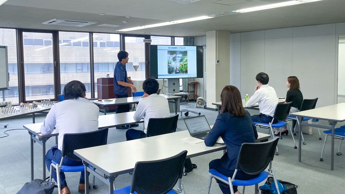 一般的なミストが現場を濡らしてしまう理由と、濡らさないために必要な霧質や利用時の条件について、実演で確認しながら理解できます