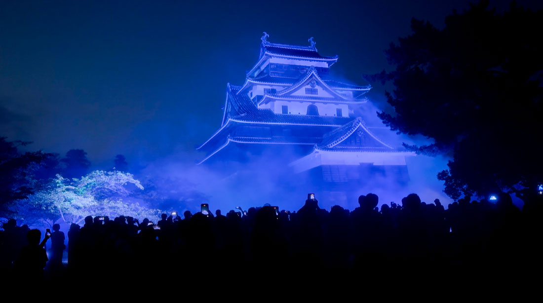 写真:SNSで話題となった雲上の松江城の写真